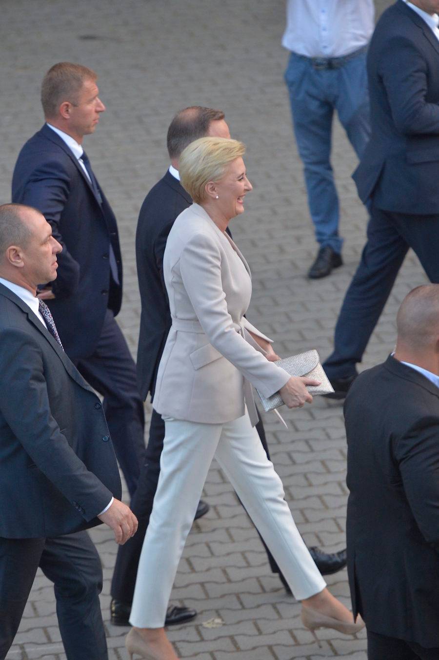 Agata Duda w kremowym garniturze w dzień wyborów 2020.