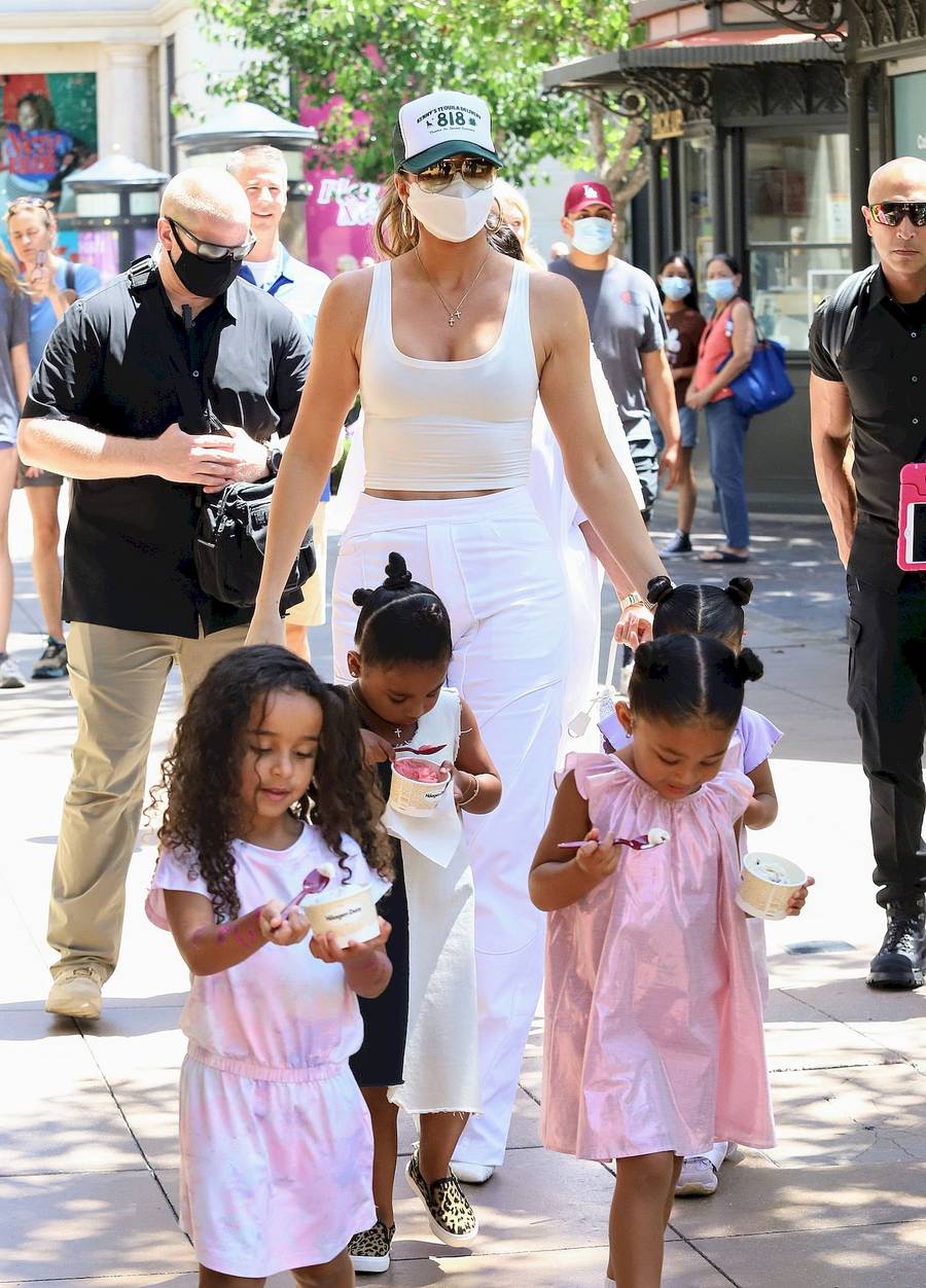 Khloe Kardashian z mamą ogarniają CZWÓRKĘ dzieci. Niełatwe zadanie (ZDJĘCIA)