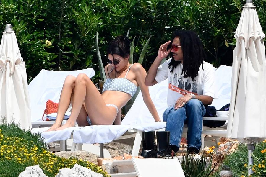 Kendall Jenner w bikini w Cannes. Po rozstaniu spędza czas z byłym chłopakiem Kourtney Kardashian