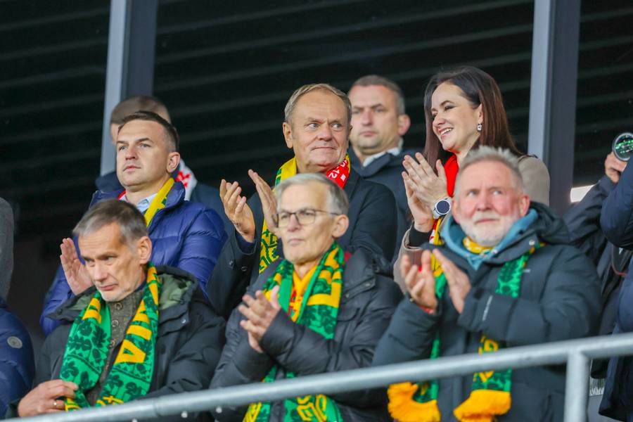 Donald Tusk przyłapany na trybunach z młodą brunetką. To bardzo ważna postać!