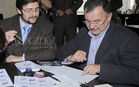 Celebryci na konkursie ładnego pisania (FOTO)