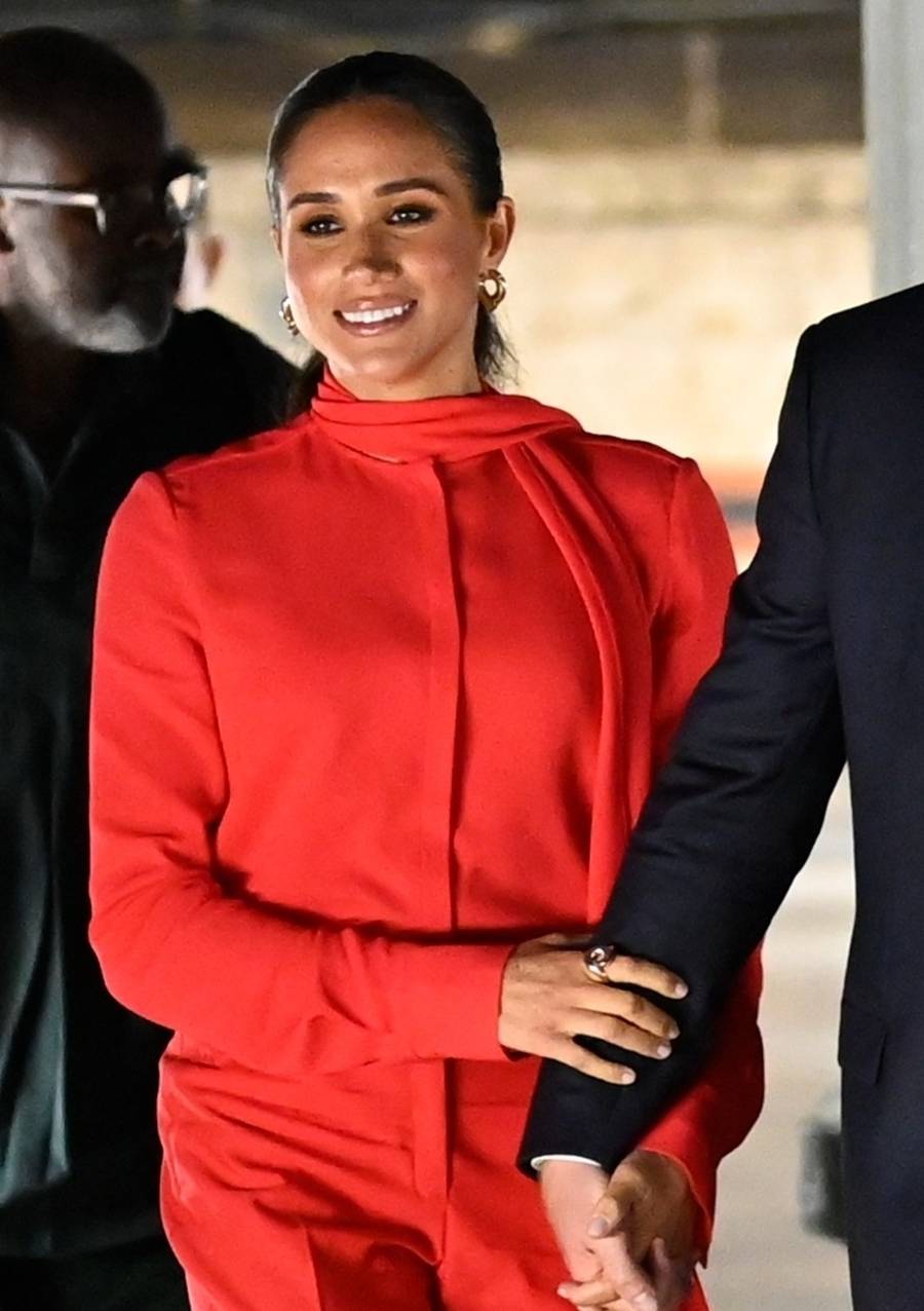 Meghan Markle przemawia w krwistej czerwieni w Manchesterze. To jej ulubiony kolor!