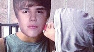 Rihanna całuje Justina Biebera? (FOTO)