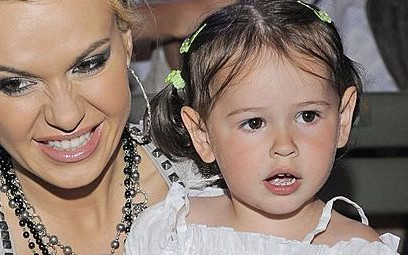 Doda z dzieckiem na kolanach (FOTO)