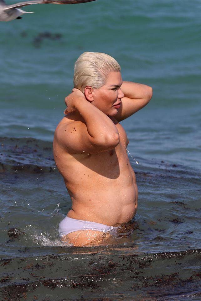 SZOK! Żywy Ken pokazał ciało w slipkach!