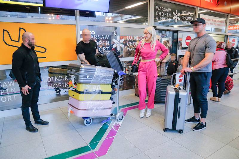 Caroline Derpieński w różowym DRESIE wkracza do Polski! Ponownie zobaczymy ją na salonach? (FOTO)