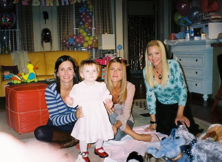 Cali Sheldon i aktorki z serialu "Friends"