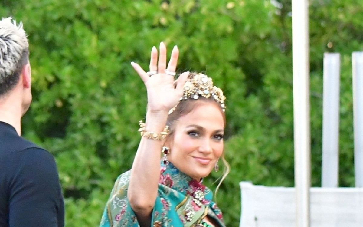 Podoba Ci się królewska stylizacja Jennifer Lopez?