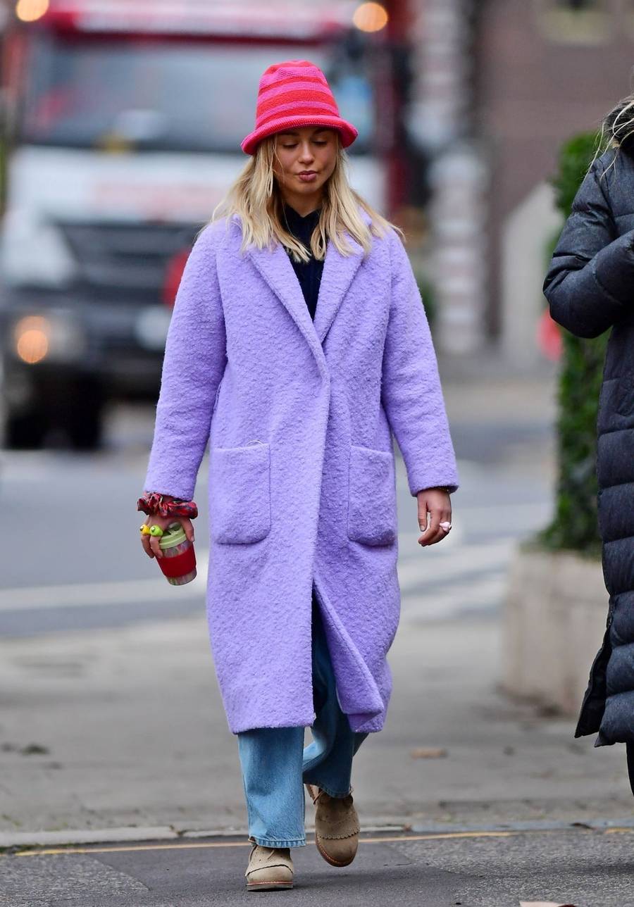 Amelia Windsor w luźnej stylizacji