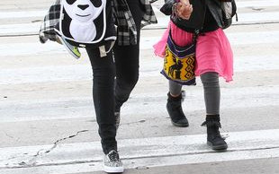 Jessica Alba bez makijażu na zakupach z córkami (FOTO)