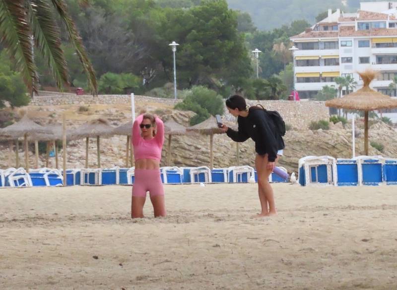 Anna Lewandowska ćwiczy na plaży, a asystentka robi jej relacje na Instagram (ZDJĘCIA)