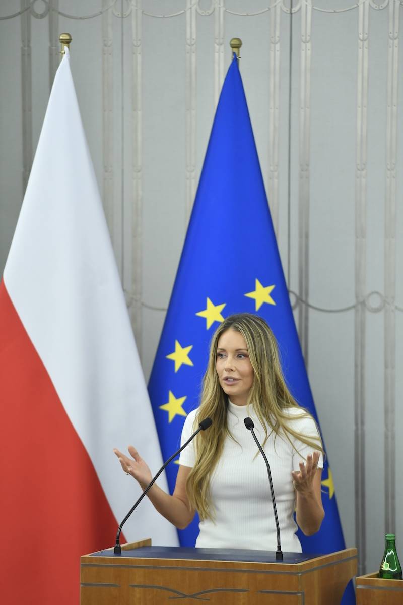 Obrady w Senacie RP z udziałem gwiazd. Małgorzata Rozenek, Anna Dereszowska…