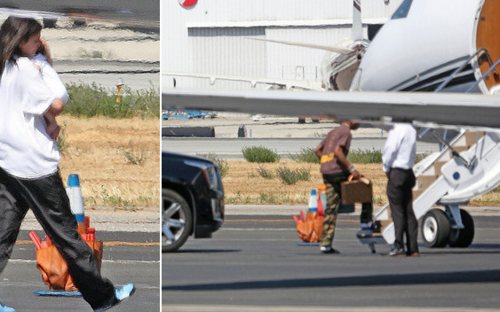 Wtulona Kylie Jenner w córeczkę niesie ją do samolotu. Polecieli z Travisem do Paryża!