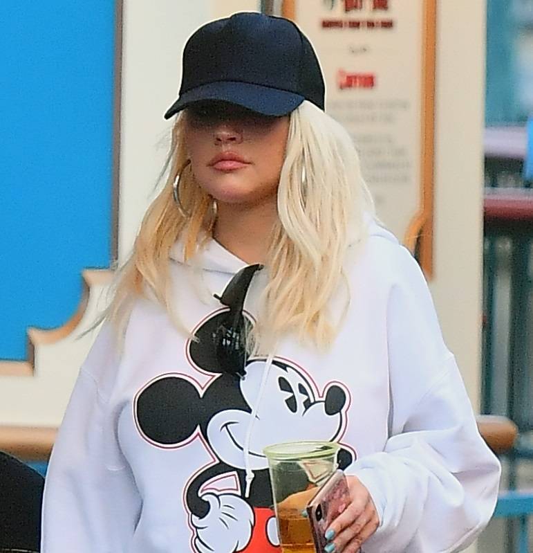 Christina Aguilera w Disneylandzie z dziećmi i mężem. Znowu PRZYTYŁA