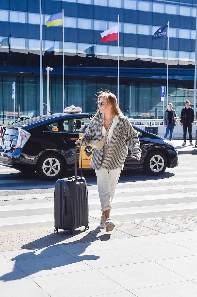 Agnieszka Kaczorowska udała się na samotną podróż. Maciej Pela czule ją pożegnał przed lotniskiem