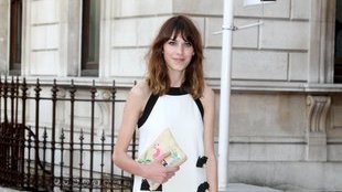 Alexa Chung nadal paraduje w mini (FOTO)
