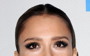 Ciężarna Jessica Alba na spacerze z córeczką