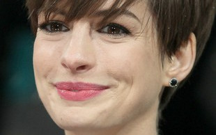 Anne Hathaway eksperymentuje z grzywką (FOTO)