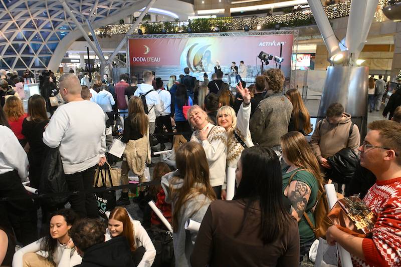 Tłumy fanów na spotkaniu z Dodą. Zaprezentowała się w komplecie z odsłoniętym umięśnionym brzuchem