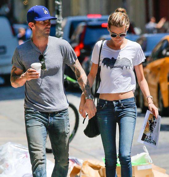 Zaręczeni Behati Prinsloo i Adam Levine spacerują po Nowym Jorku