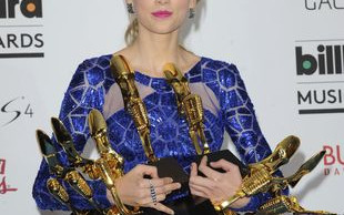 Taylor Swift wystawiła język widząc buziaka Gomez i Biebera