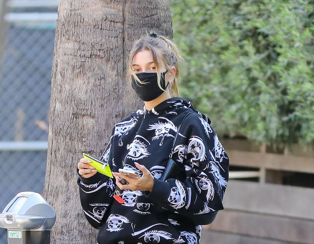Hailey Bieber w dresie i maseczce