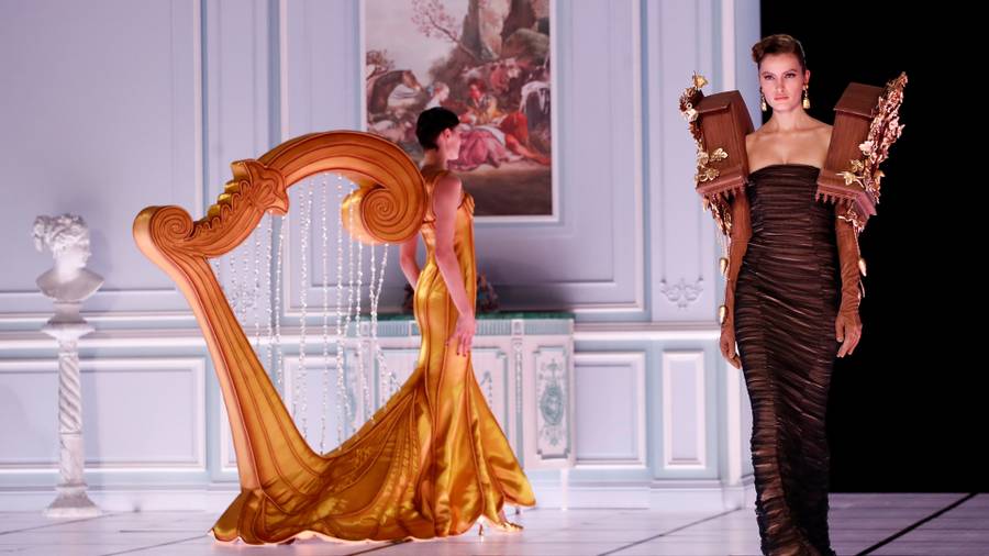 WTF! Najbardziej absurdalny pokaz mody w historii?! - Moschino w Mediolanie [ZDJĘCIA]