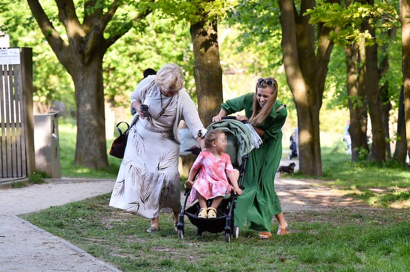 Agnieszka Kaczorowska z mamą i córkami na placu zabaw (ZDJĘCIA)