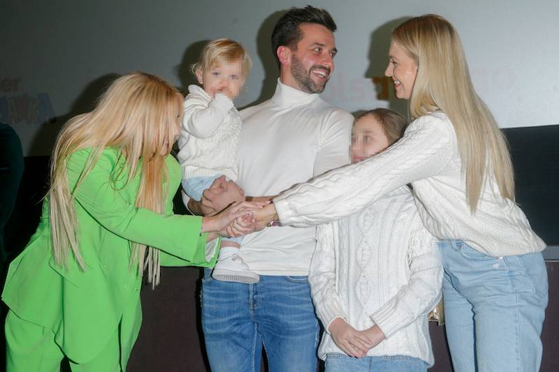 Barbara Kurdej-Szatan z całą rodziną na premierze rodzinnego musicalu. Są tak samo ubrani!