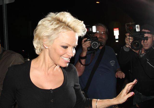 Pamela Anderson w małej czarnej na kolacji