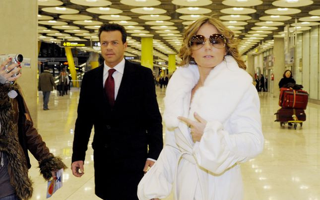 Kto się tak chwali pierścionkiem? (FOTO)