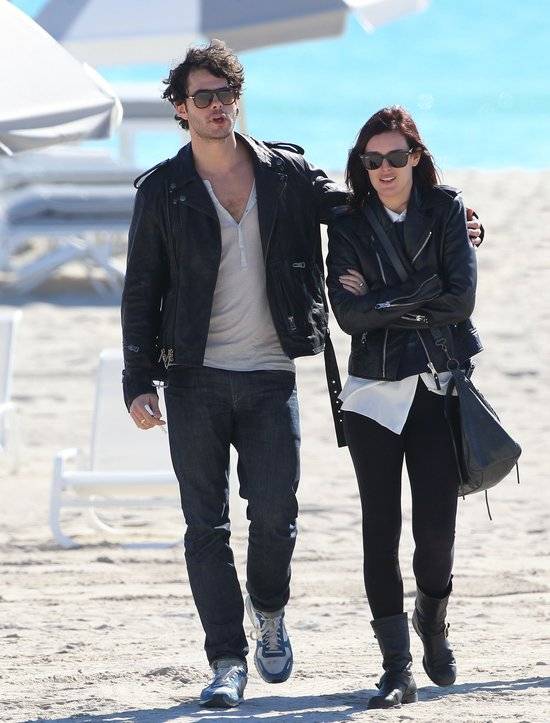 Rumer Willis na plaży z chłopakiem