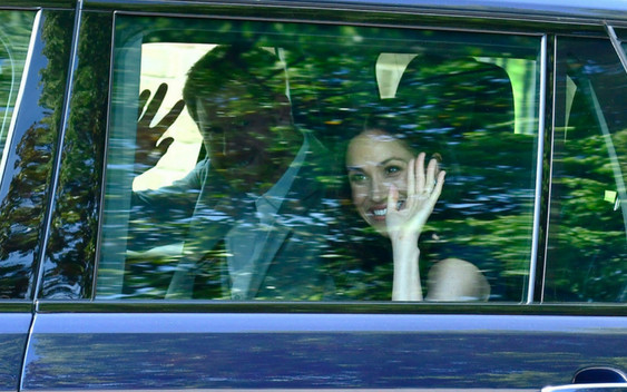Meghan i książę Harry opuszczają pałac dzień przed ślubem!