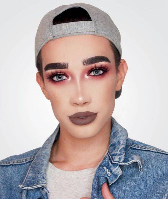 Wow! Ten chłopak maluje się lepiej od WIĘKSZOŚCI kobiet!