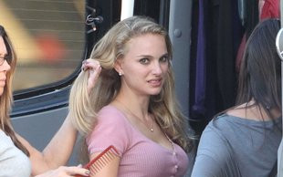 Natalie Portman wypięła biust i pokazała brzuszek (FOTO)