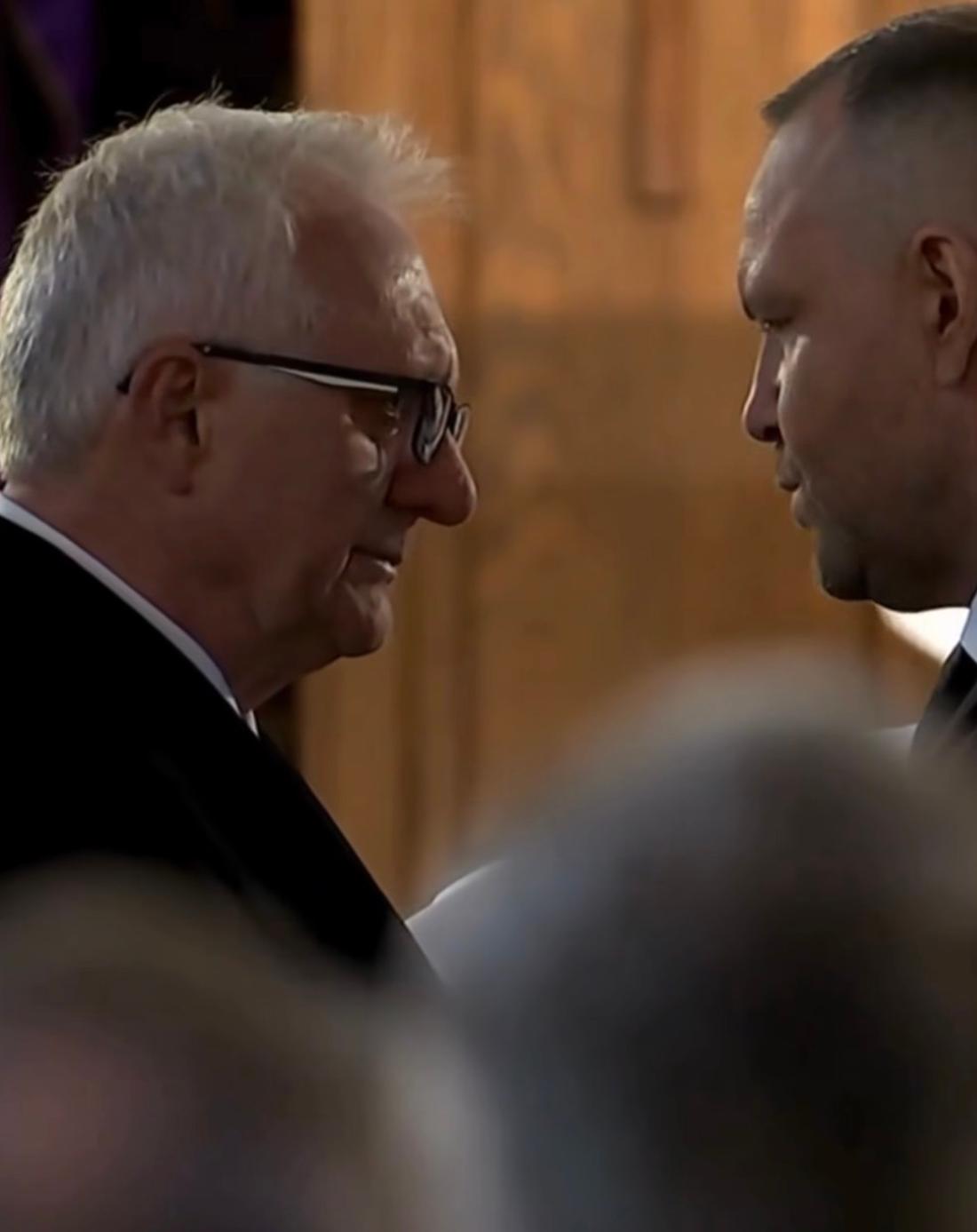 Historyczna scena na pogrzebie Litewki. Złożono to na ręce ojca zmarłego posła, fot. Instagram @gazetapl/ iTV Sejm