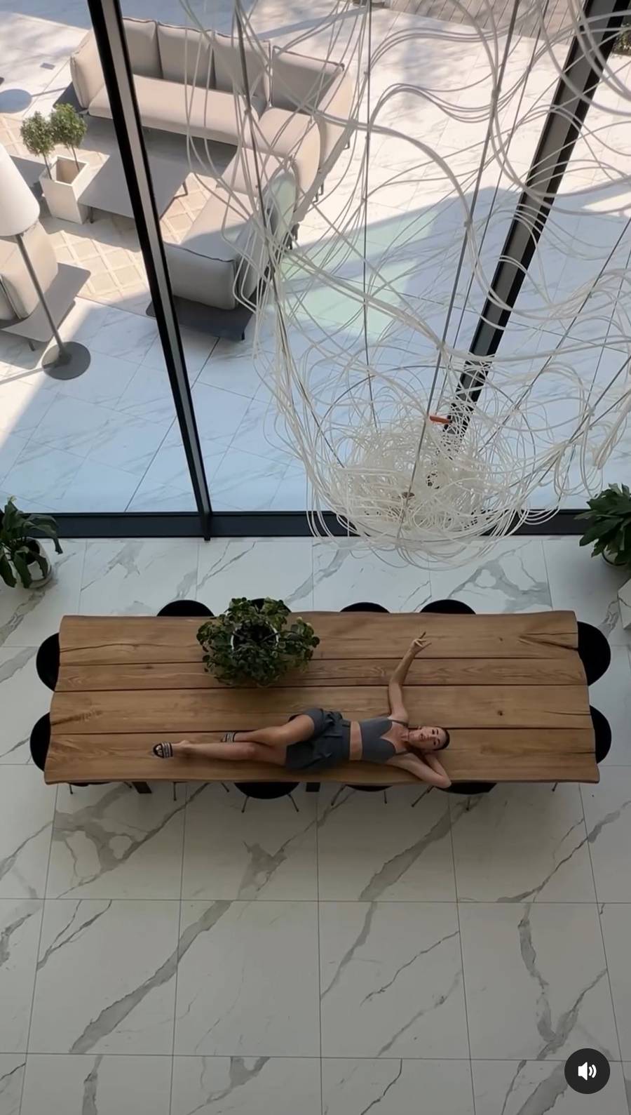 Halejcio oprowadza po CAŁYM domu za 9 mln: “Tu siusiu, tu basen, tu sauna, tu warzywka, tu Lambo” (ZDJĘCIA)