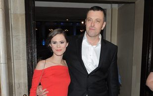 Maria Tymańska uczy Tymona, jak nosić dziecko w chuście