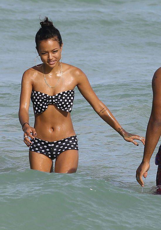 Piękna Karrueche Tran na plaży w Miami