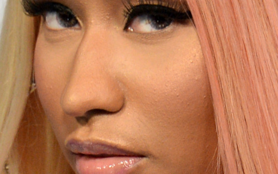 Zoom na skorupkę z pudru na twarzy Nicki Minaj