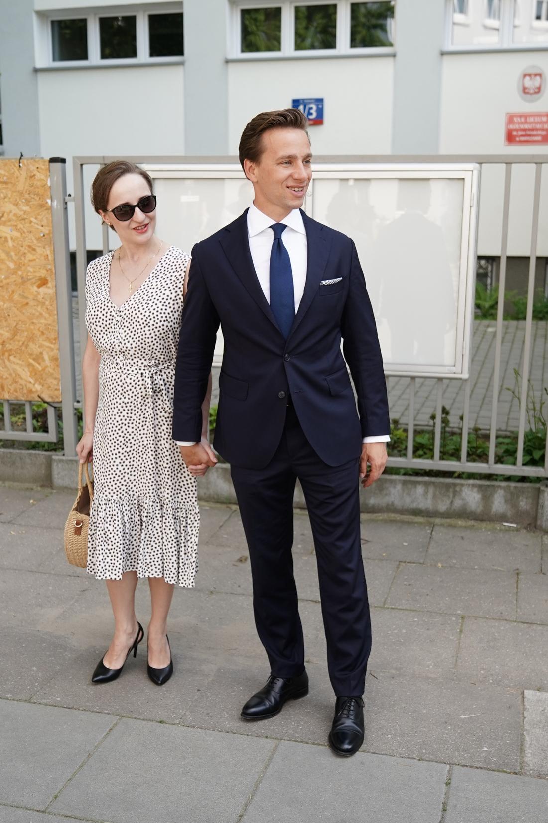 Pierwsze sondażowe wyniki wyborów 2020. Krzysztof Bosak z żoną wziął udział w głosowaniu na prezydenta RP.