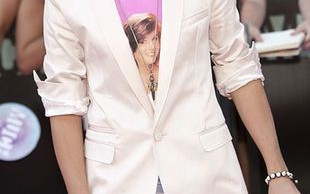 Justin Bieber ma wąsy, brodę i pali fajkę (FOTO)