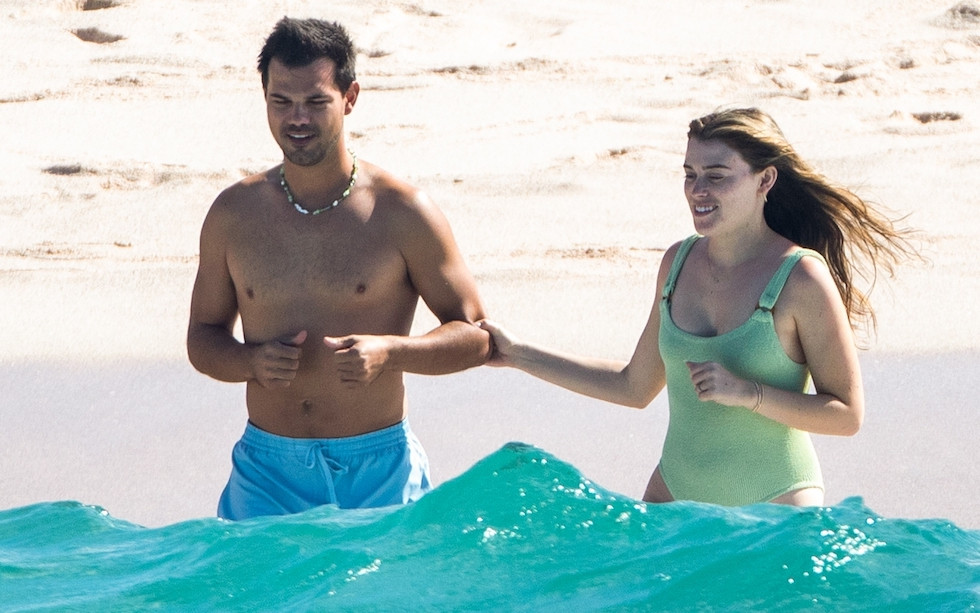 Słynny wilkołak, Taylor Lautner pokazuje klatę na plaży w Meksyku