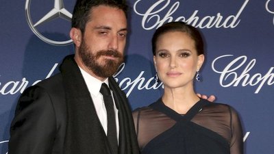 Półnaga Natalie Portman chwali się ciążą… w teledysku! (VIDEO)