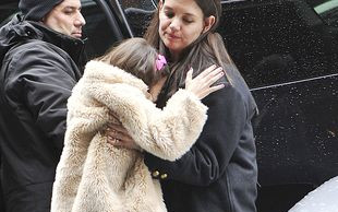 Katie Holmes musi być silną kobietą (FOTO)