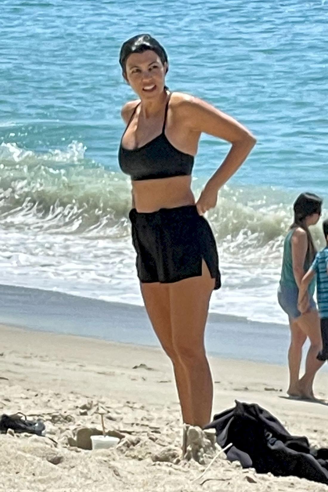 Kourtney Kardashian na plaży