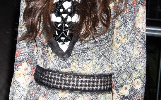 Katie Holmes sama na imprezie