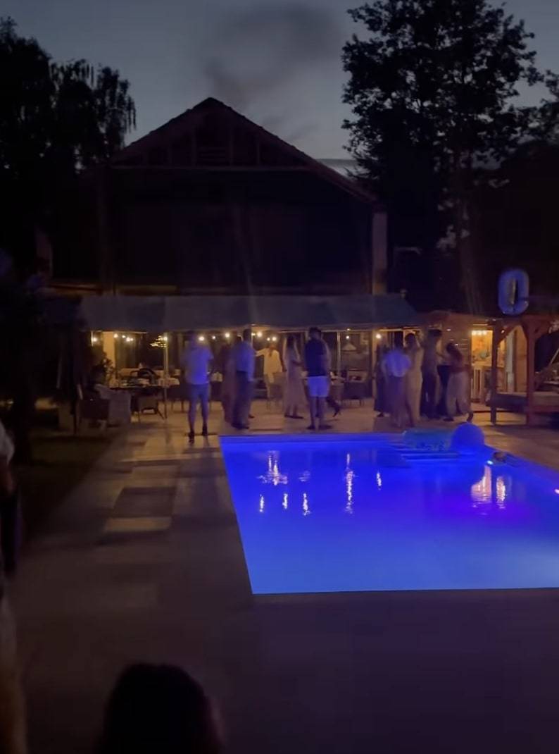 Rafał Mroczek z przytupem uczcił 30. urodziny swojej żony! Impreza nad basenem, fajerwerki i tłumy gości (FOTO)