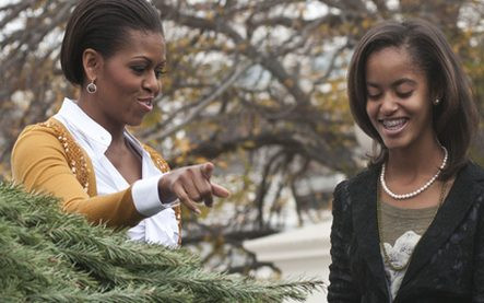 Michelle Obama z córkami dostały już choinkę (FOTO)