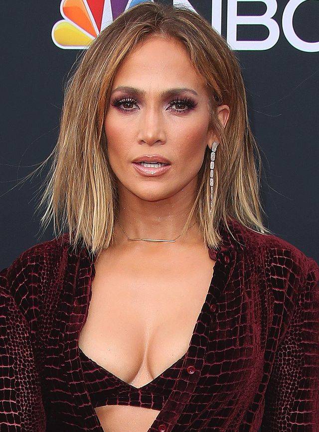 Jennifer Lopez na gali Billboard w spódnicy ze skóry aligatora